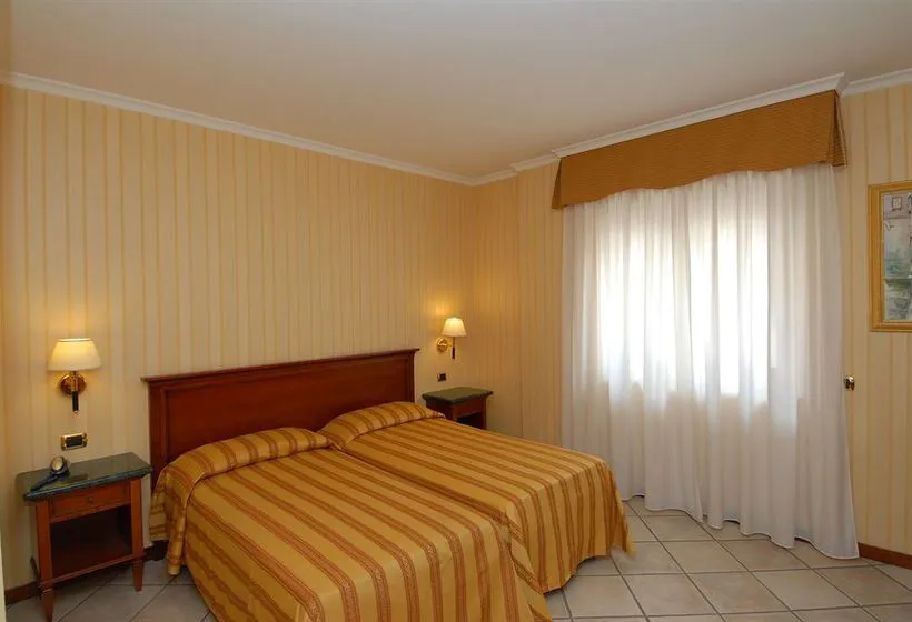 Hotel Mir - Gallery Image 2