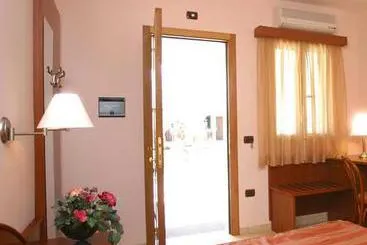 Garden Hotel Ripa - Gallery Image 6