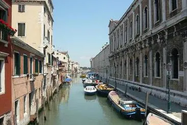 Venice Flats - Gallery Image 3