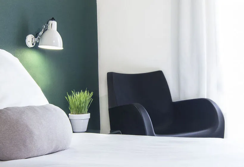 Whotells Raval - Gallery Image 2