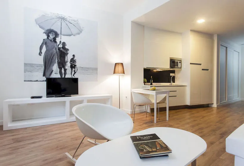 Apartamentos Picasso Suites Málaga - Gallery Image 8