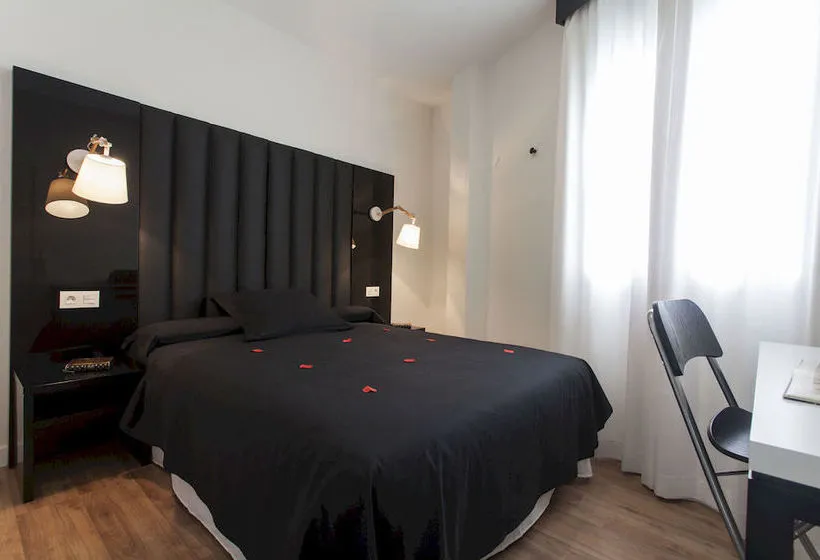 Apartamentos Picasso Suites Málaga - Gallery Image 3